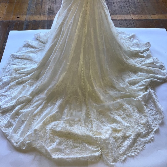 Lace wedding dress with medium train. - Picture 7 of 16